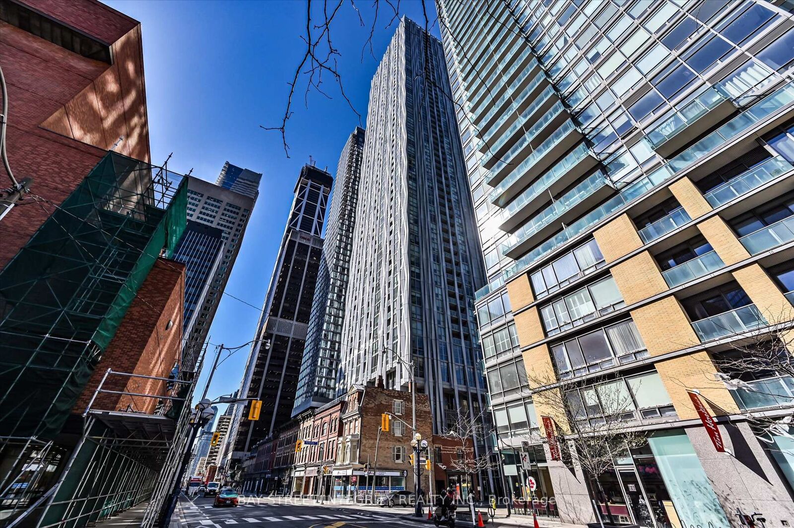 Property Photo:  1 Yorkville Avenue 3208  ON M4W 0B1 