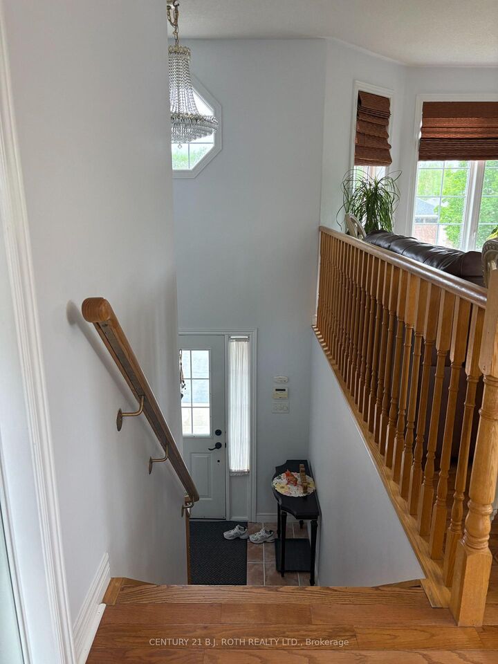 Property Photo:  59 Nicklaus Drive Upper Level  ON L4M 6V7 
