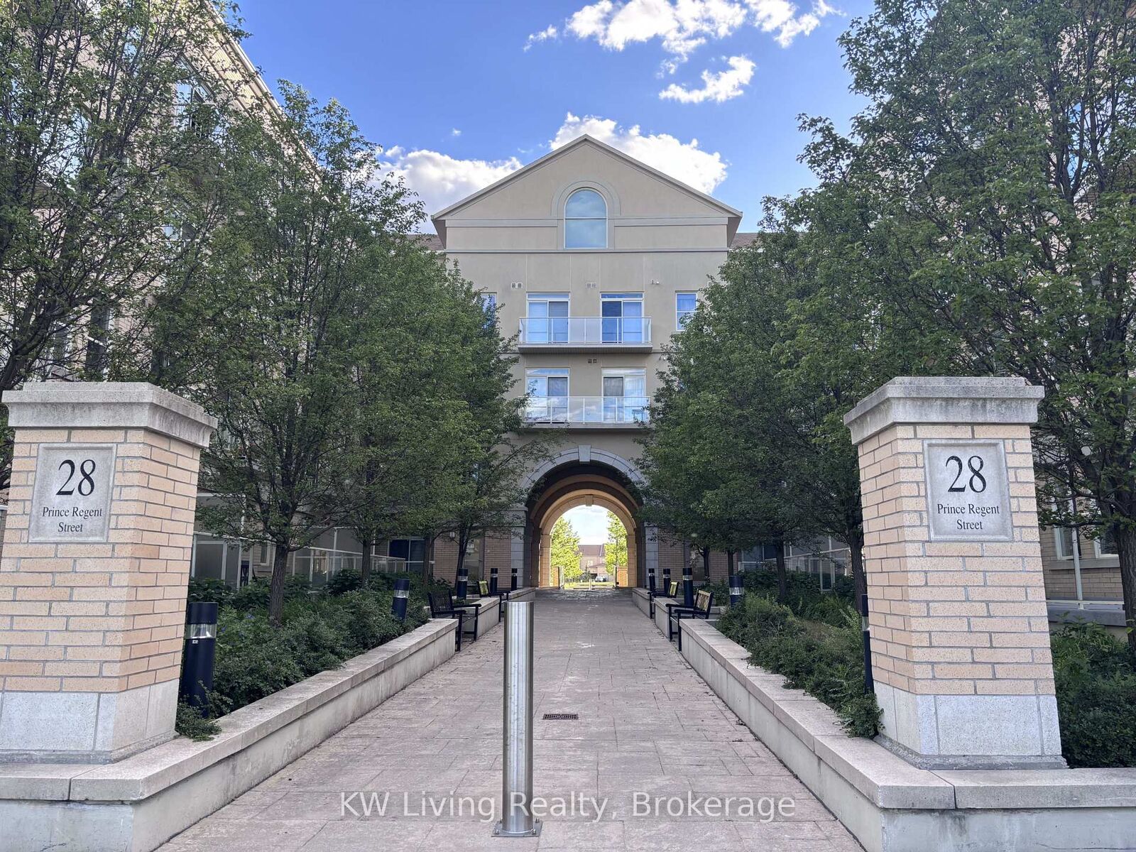 Property Photo: 28 Prince Regent Street Ph19 ON L6C 0V5