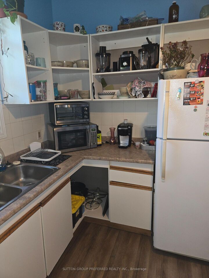 Property Photo: 1001 Oxford Street E ON N5Y 3K6