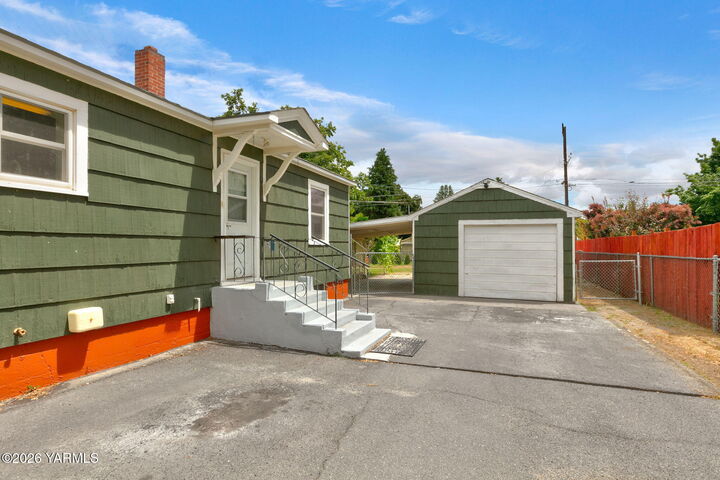 Property Photo: 1313 S 7th Ave WA 98902