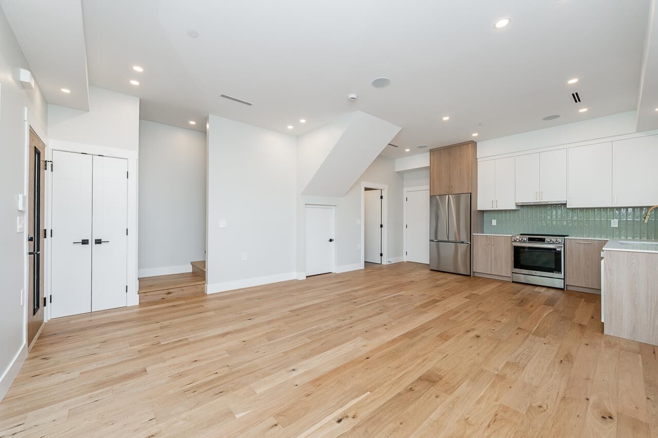 Property Photo: 678 E 22nd Avenue 2 BC V5V 1V4