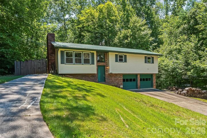 Property Photo:  32 Swanns View Drive  NC 28752 