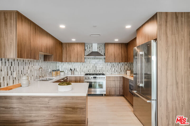 Property Photo:  1021 S Shenandoah St  CA 90035 