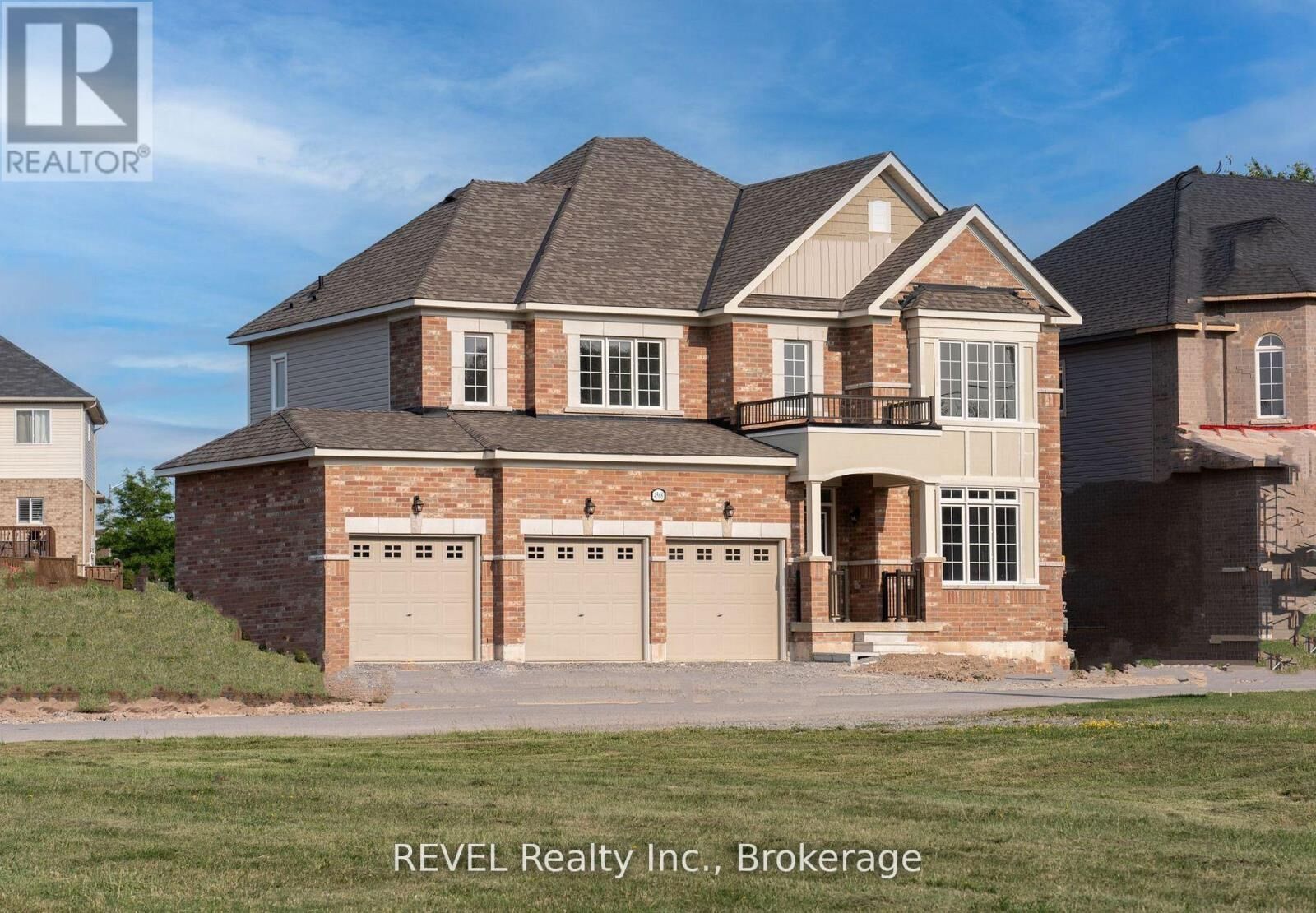 Property Photo:  4568 Lyons Parkway Upper  ON L2E 6S6 