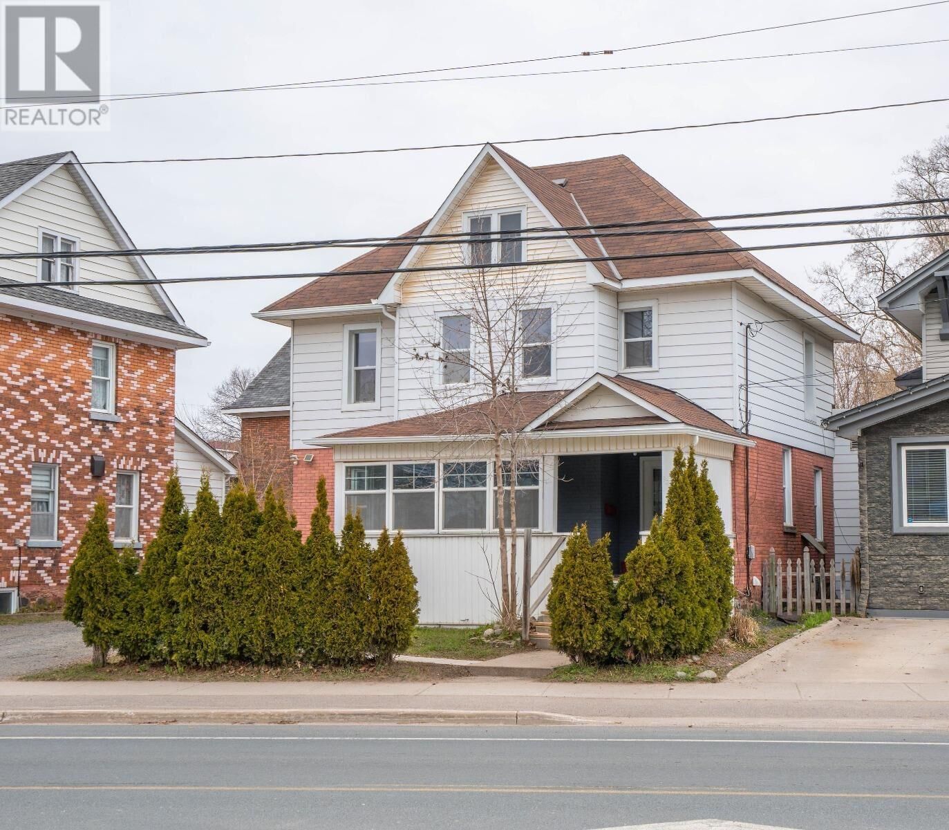 Property Photo:  928 Queen St  ON P6A 2B9 