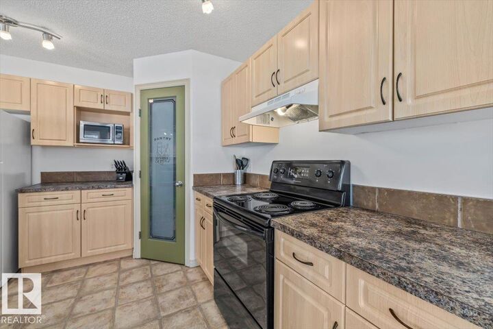 Property Photo:  8509 7 Avenue SW  AB T6X 1J2 
