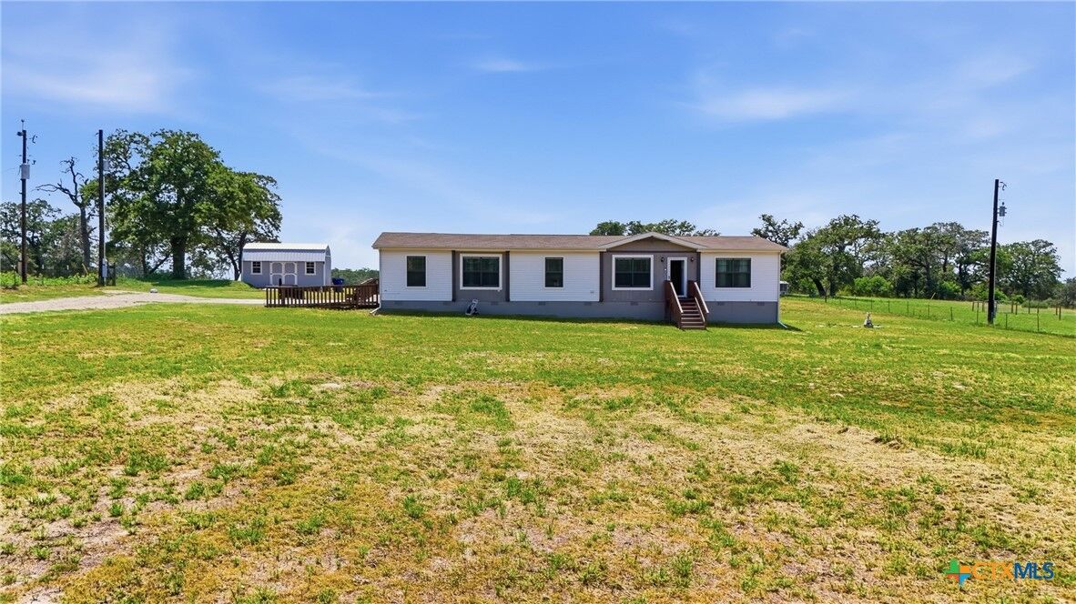Property Photo: 400 Lyon Road TX 78155