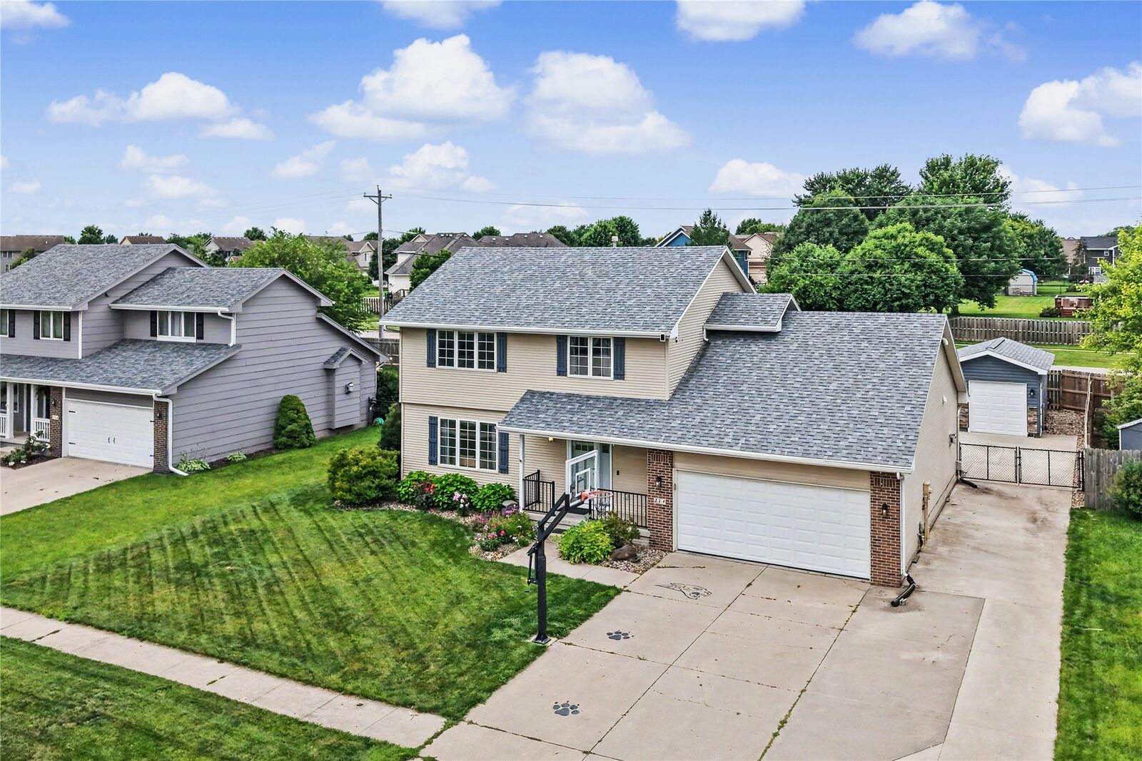 Property Photo: 214 NW Ridgeline Drive IA 50023