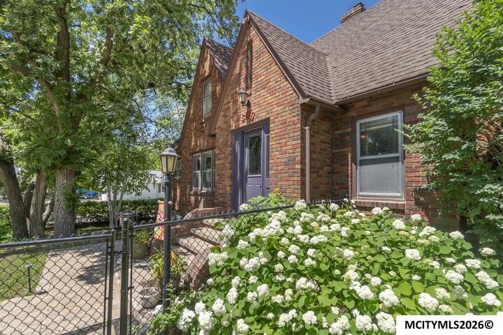 Property Photo:  636 2nd NE  IA 50401 