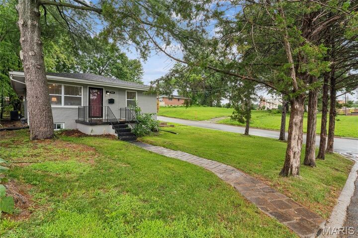 Property Photo:  1501 Stockard Avenue  MO 63117 