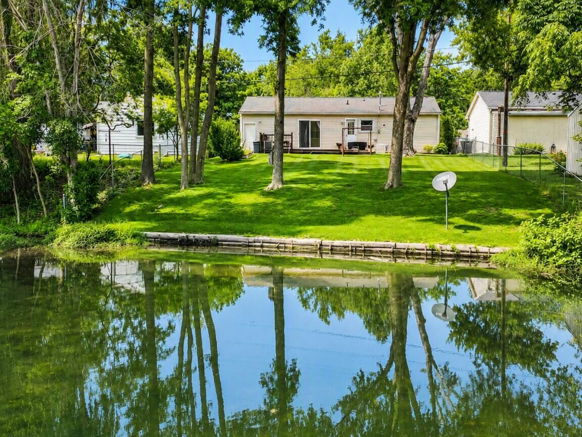 Property Photo:  413 Argyle Court  MI 48160 