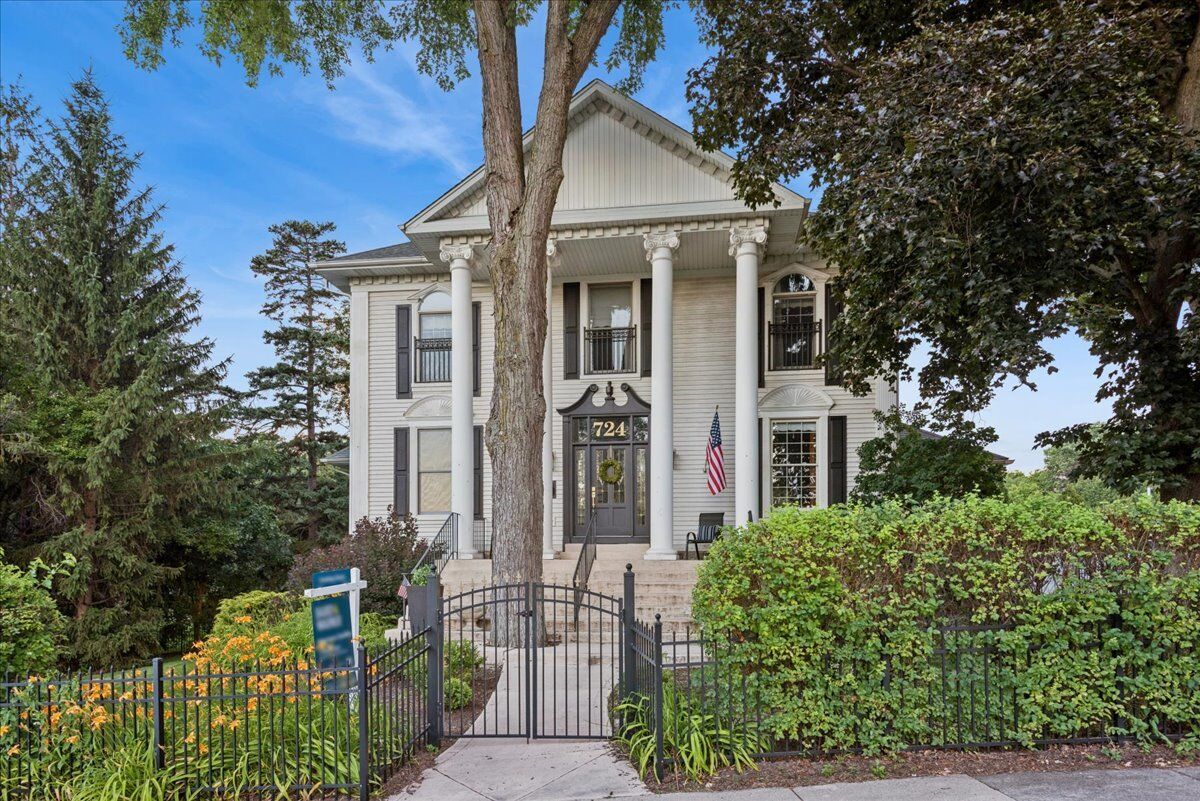 Property Photo: 724 S Batavia Avenue IL 60134