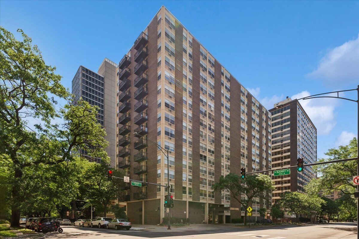 Property Photo:  3033 N Sheridan Road 601  IL 60657 
