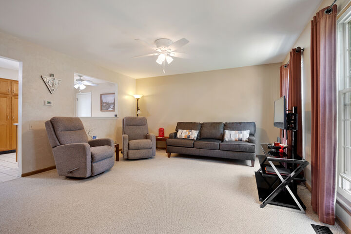 Property Photo:  1549 Sawgrass Court  IL 60123 