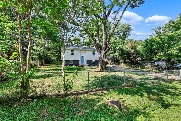 Property Photo:  302 Plantation Dr  TN 37042 