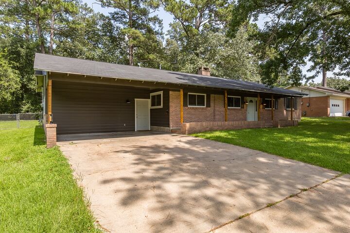 Property Photo:  1305 Robinwood Drive  TX 75904 