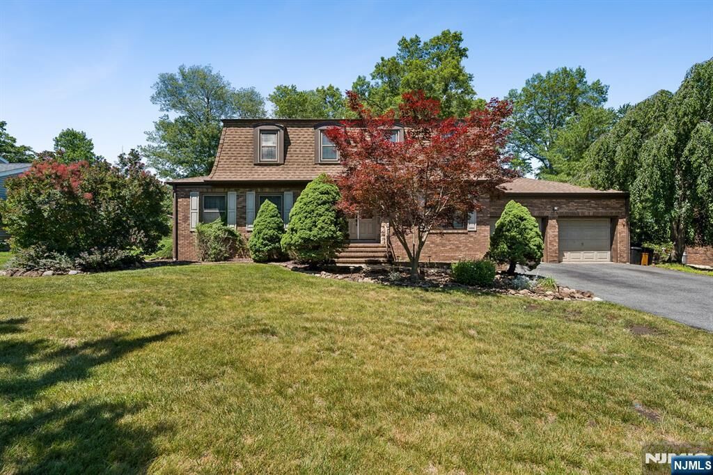 Property Photo:  39 Robin Hood Way  NJ 07470 