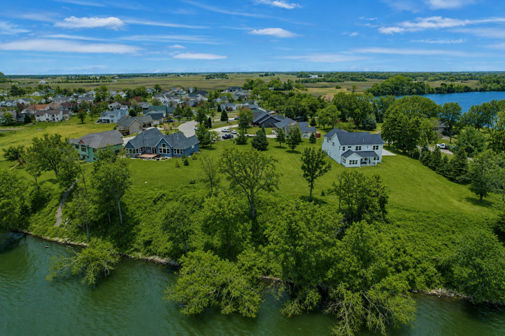 Property Photo:  432 Lake Court  MN 55395 