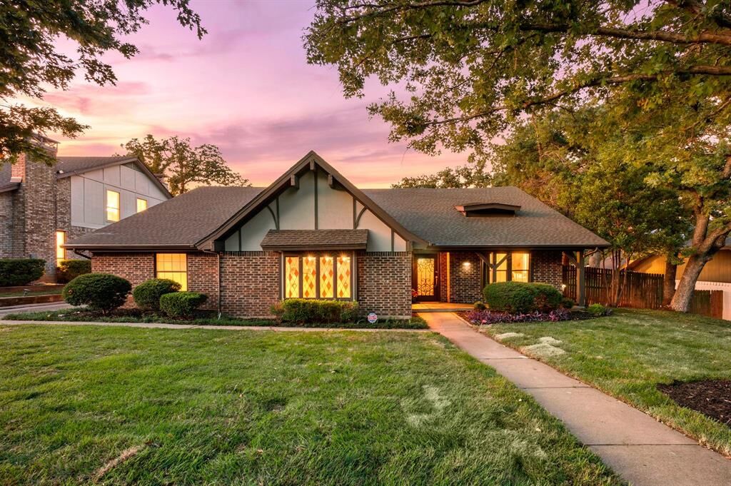 Property Photo:  2214 Wilson Drive  TX 76011 