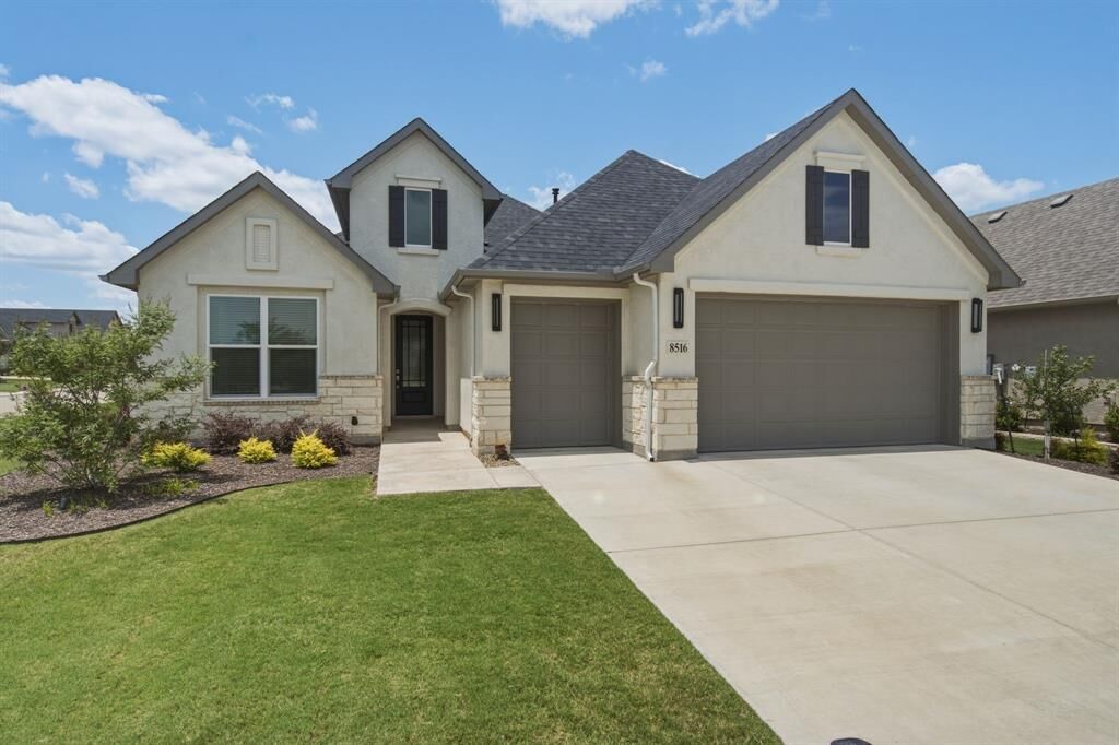 Property Photo:  8516 Ebony Way  TX 76207 