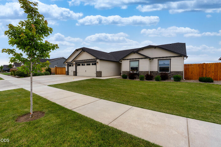 Property Photo: 3375 NW Canyon Drive OR 97756