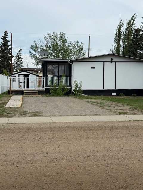 Property Photo:  205 5 Avenue N  AB T0L 0R0 