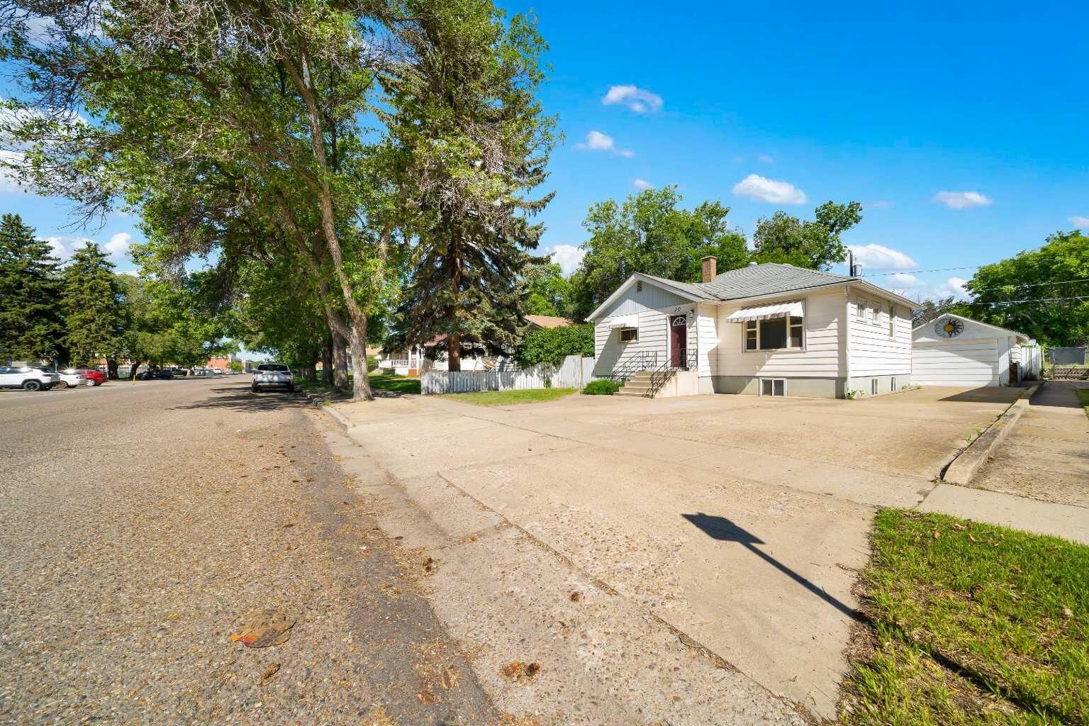 Property Photo:  20 6 Street SW  AB T1A 4H8 