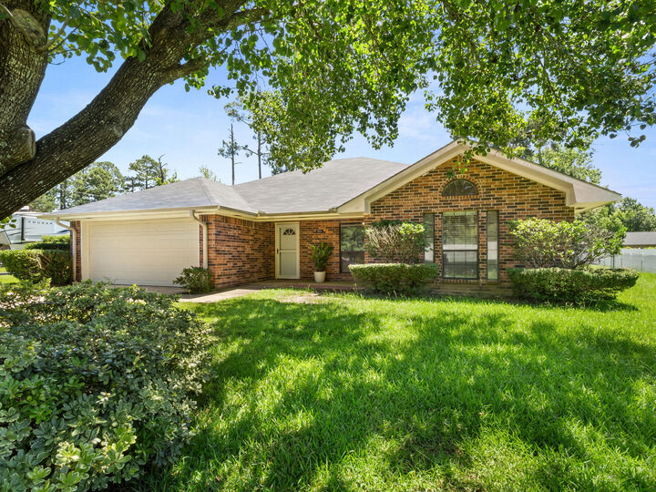 Property Photo:  211 Colony Park  LA 71446 
