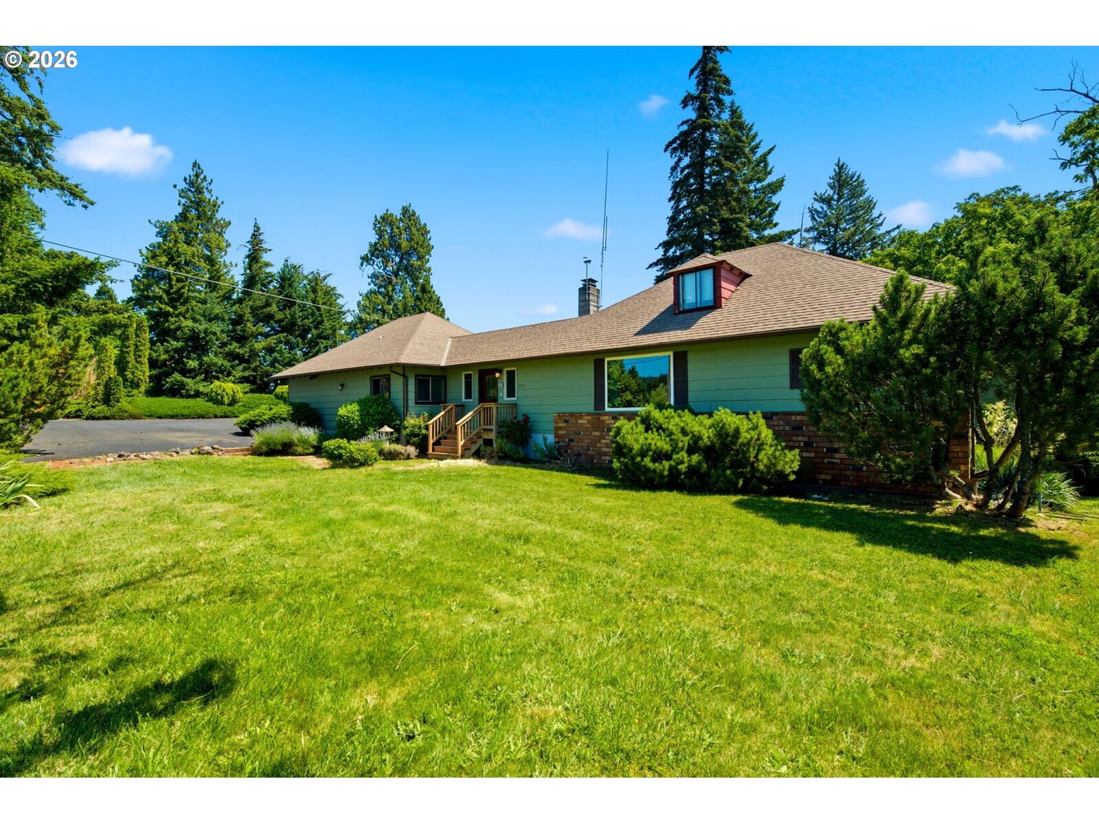 Property Photo: 1109 Country Club Rd OR 97031