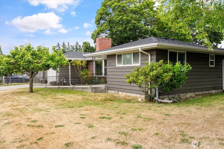 Property Photo:  672 SE 4th Avenue  WA 98277 