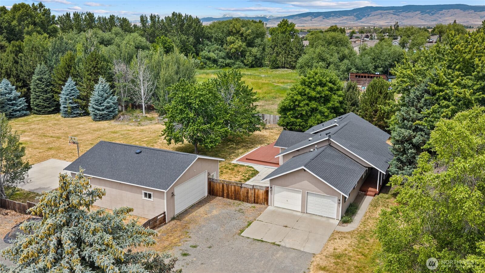 Property Photo:  611 E Kyllo Road  WA 98926 