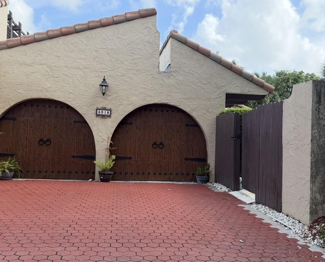Property Photo:  5918 Patio Drive  FL 33433 