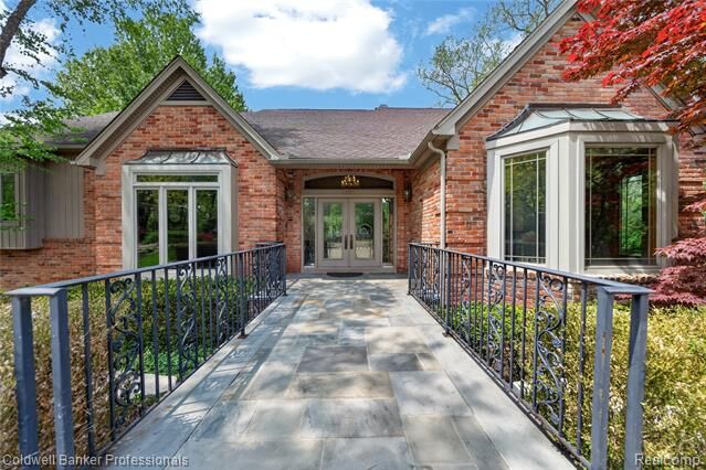 Property Photo:  2076 Shore Hill Court  MI 48323 