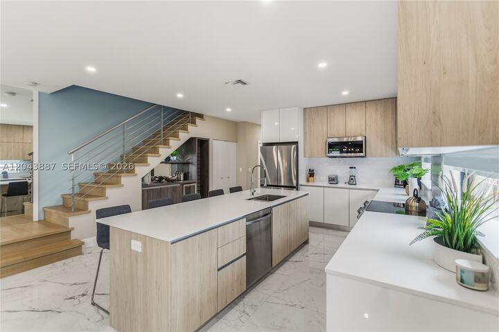 Property Photo:  809 SW 10th Ter  FL 33315 