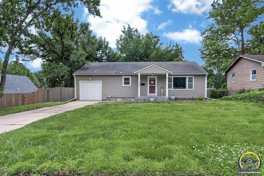 Property Photo:  1503 SW 29th Ter  KS 66611 