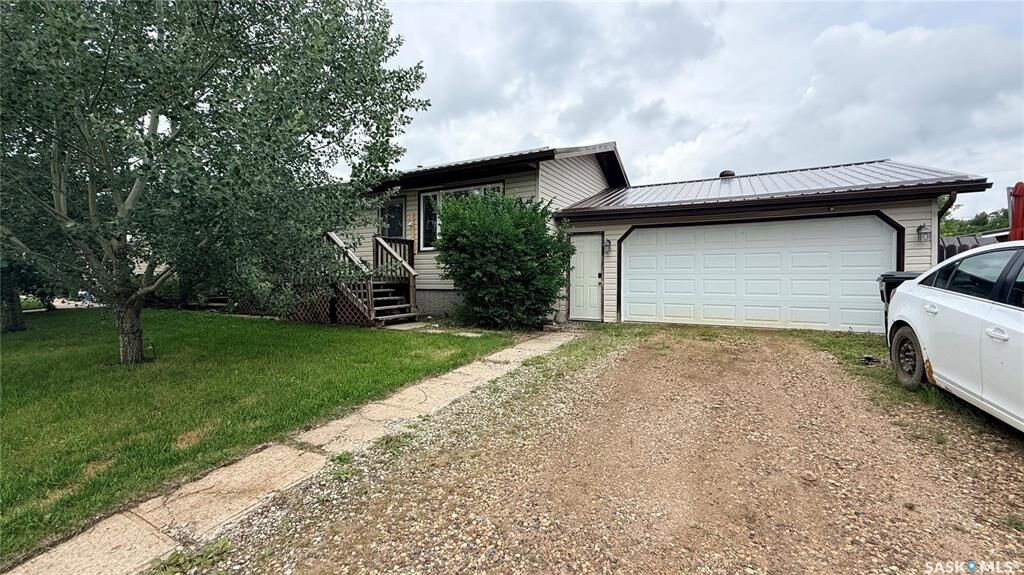 Property Photo:  709 Bradley Avenue  SK S0C 0M0 
