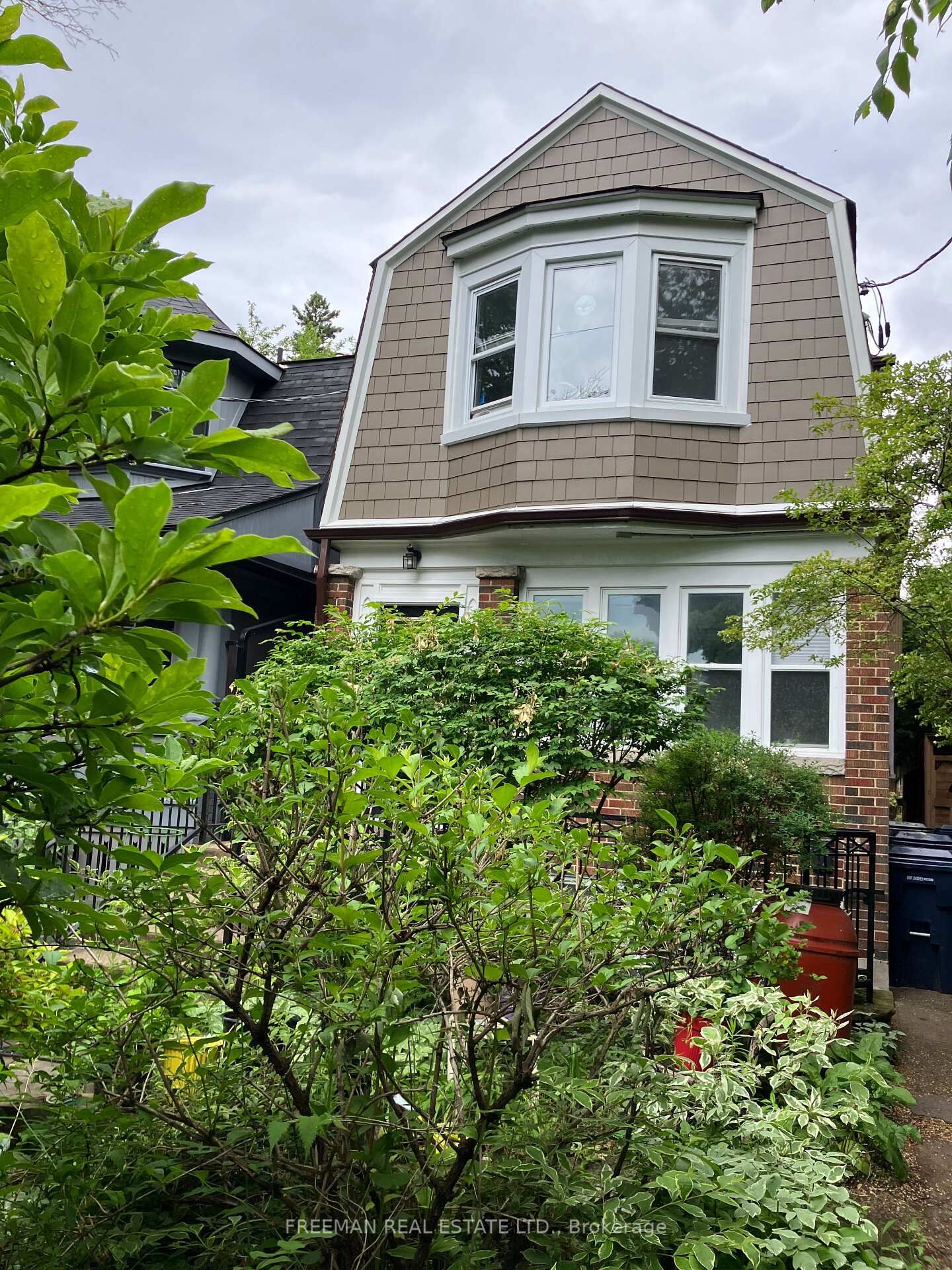 Property Photo:  27 Rossmore Road W Lower  ON M6G 2M6 
