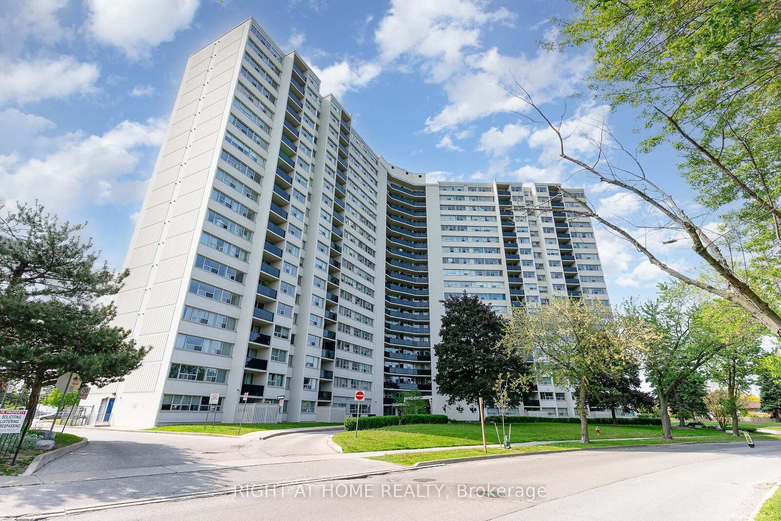Property Photo: 530 Lolita Gardens 505 ON L5A 3T2