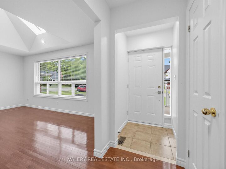 Property Photo:  1366 Applewood Road Main  ON L5E 2M1 