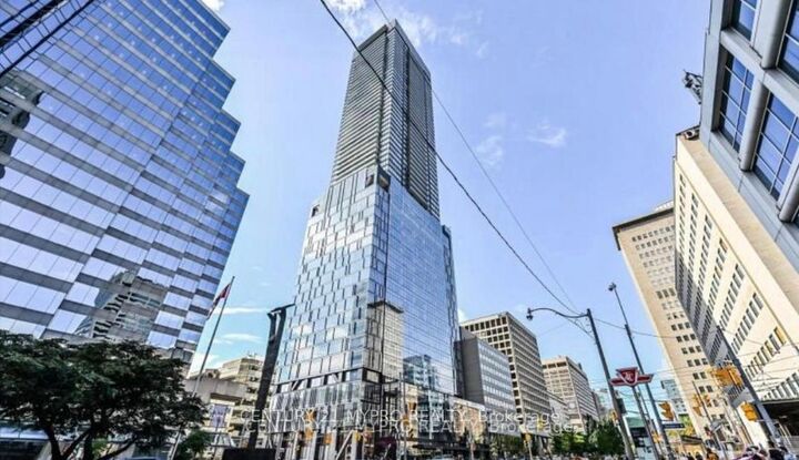 Property Photo:  488 University Avenue W 2401  ON M5G 1X3 
