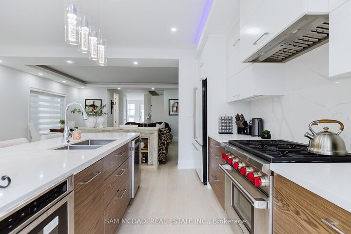 Property Photo: 11A Maple Avenue N ON L5H 2R9