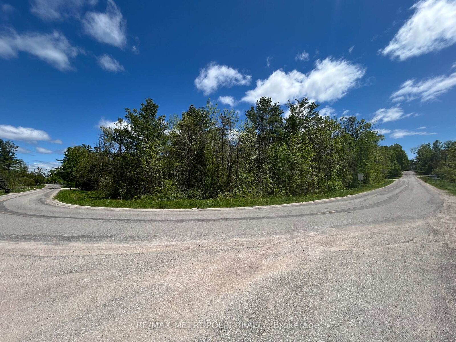 Property Photo:  593 Lakeshore Road E  ON L5G 1J4 
