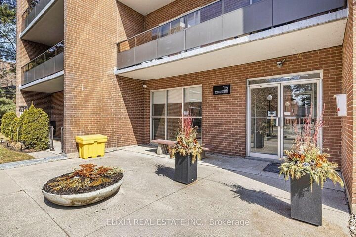 Property Photo:  15 Elizabeth Street N 605  ON L5G 2Z3 
