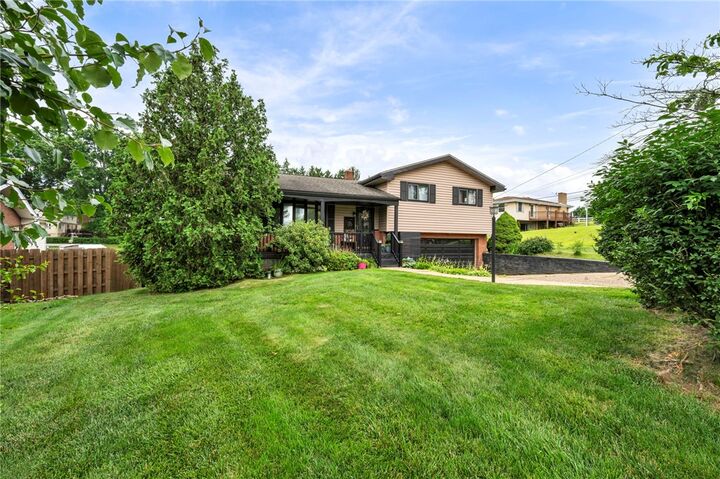 Property Photo:  2 Eichelberger Dr  PA 15108 