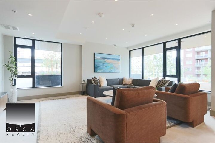 Property Photo:  128 W 15th Street 303  BC V7M 1R5 