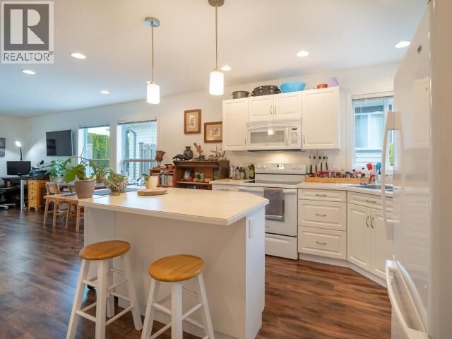 Property Photo:  4-4415 Manson Ave  BC  