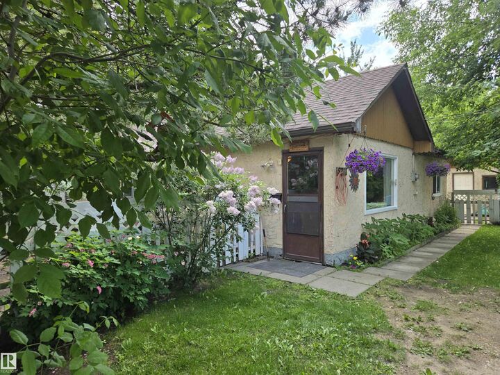 5211 47 Avenue — photo 1