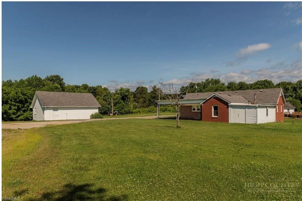 Property Photo:  820 Suncrest Orchard Road  NC 28659 