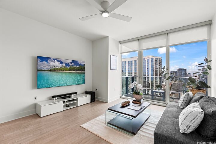 Property Photo: 629 Keeaumoku Street 3402 HI 96814